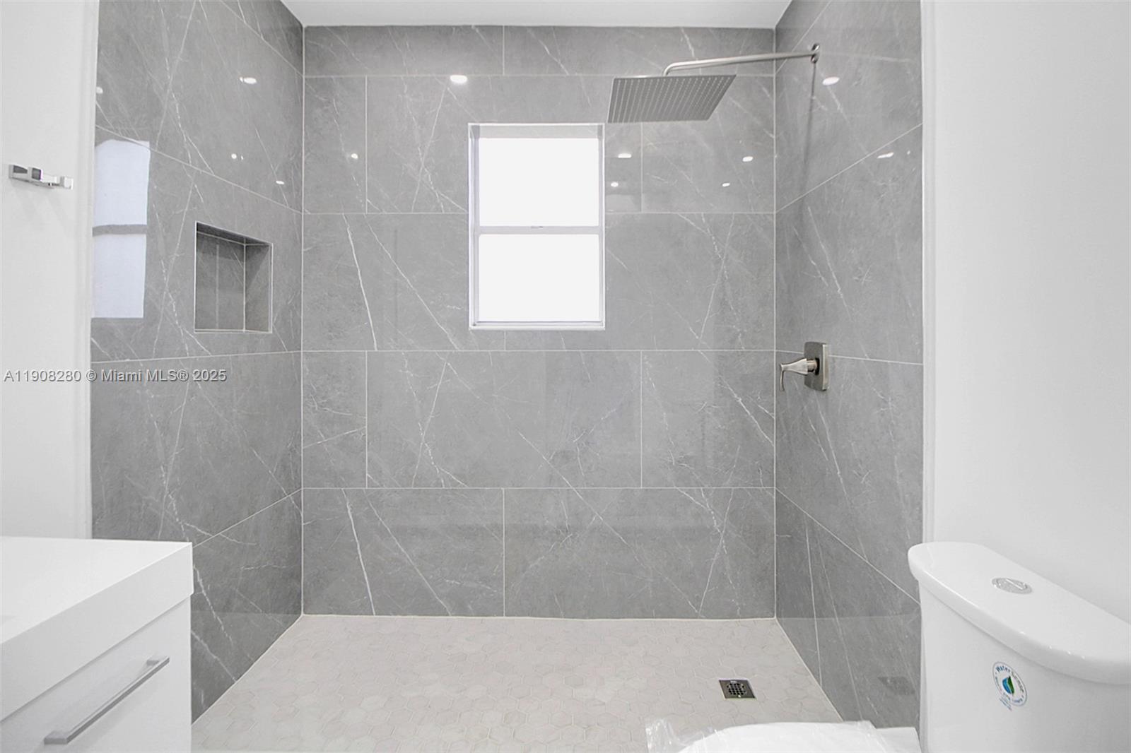 CRAVERO LAKE SHORE ESTATE - Residential