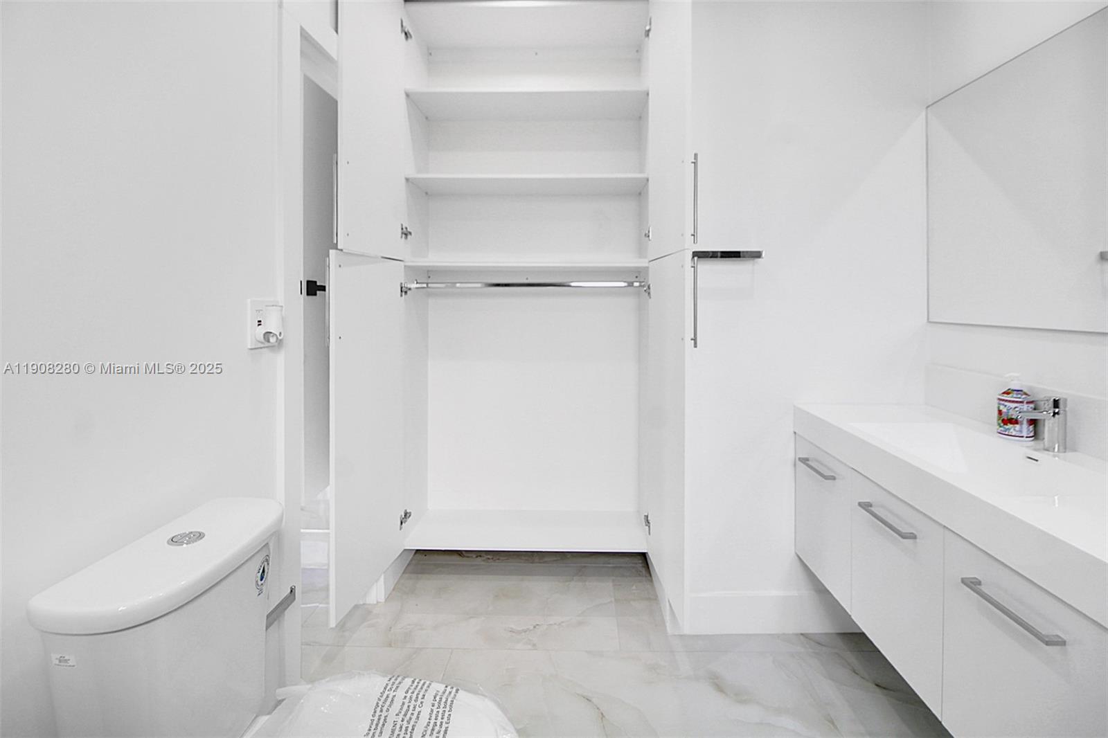 CRAVERO LAKE SHORE ESTATE - Residential