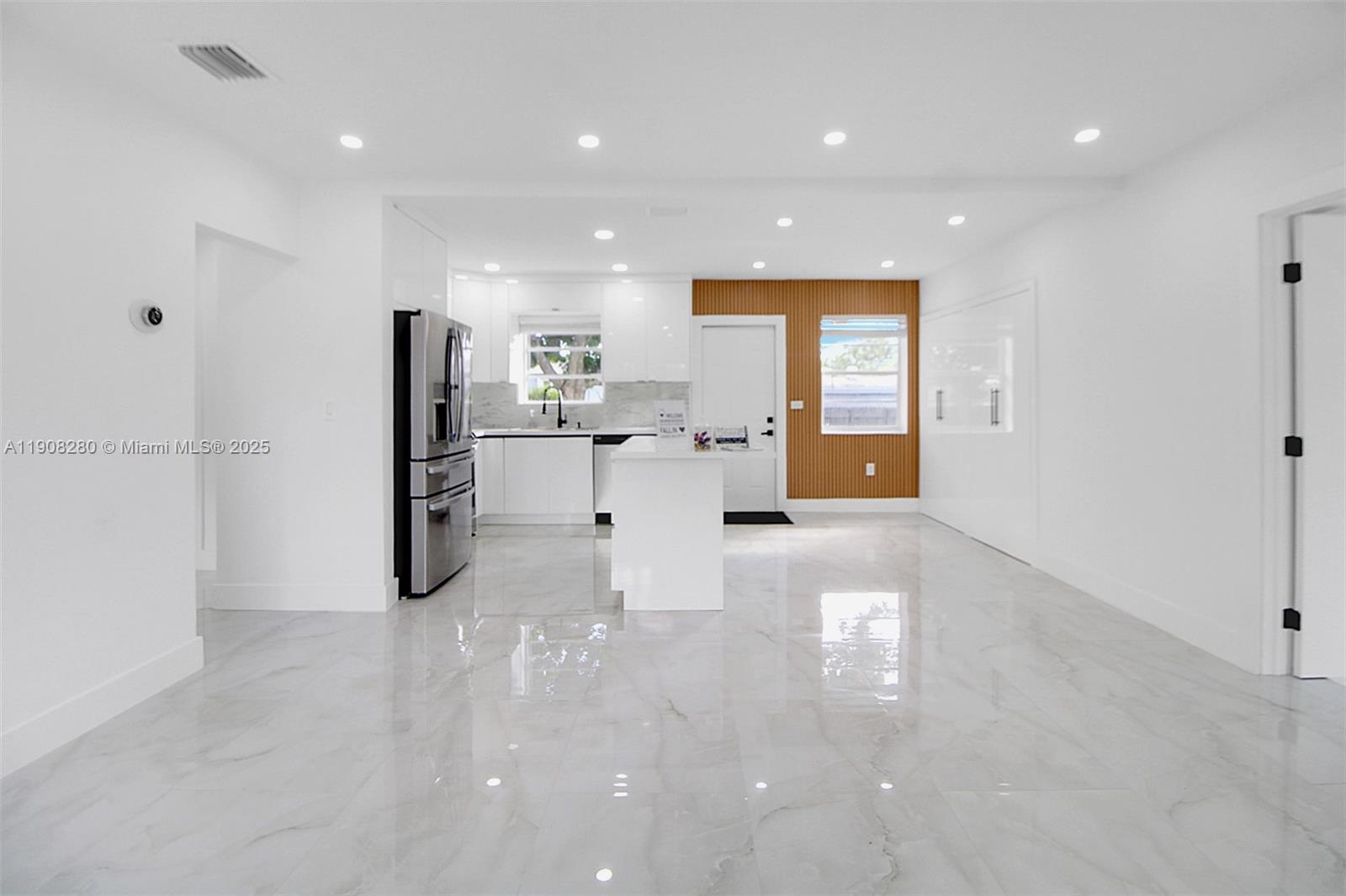 CRAVERO LAKE SHORE ESTATE - Residential