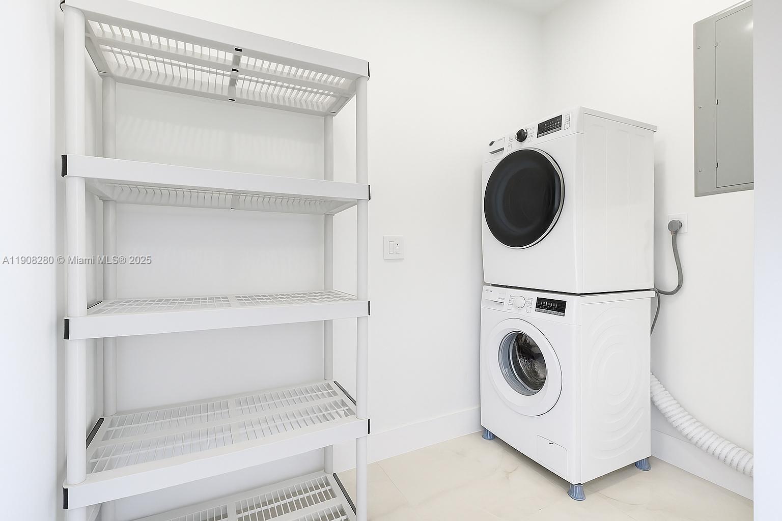 CRAVERO LAKE SHORE ESTATE - Residential