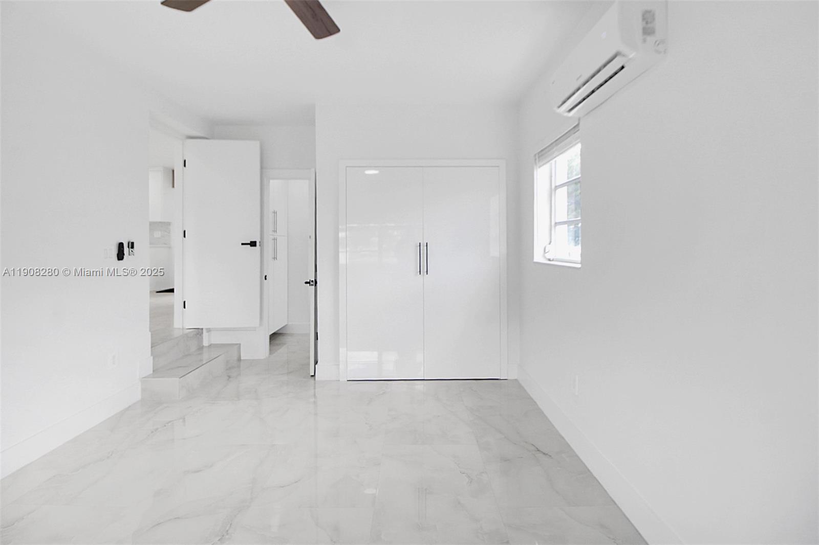 CRAVERO LAKE SHORE ESTATE - Residential