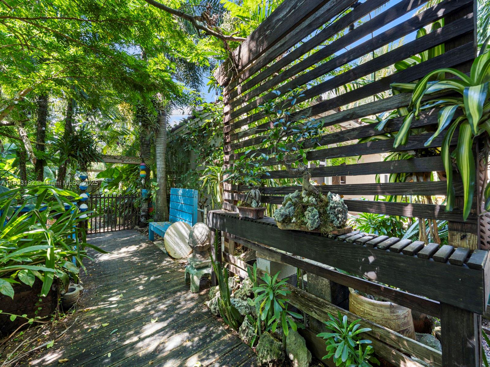 REDLAND REEF - Residential