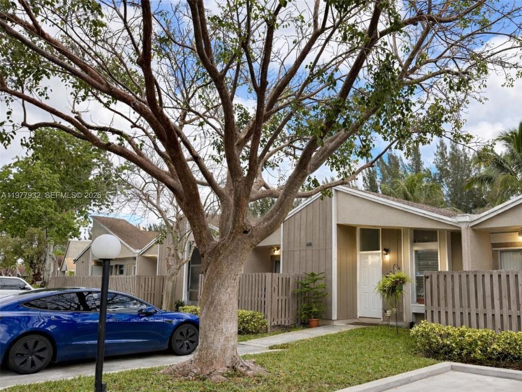 Photo of 614 Woodgate Cir #C, Sunrise, FL 33326 (MLS # A11977932)