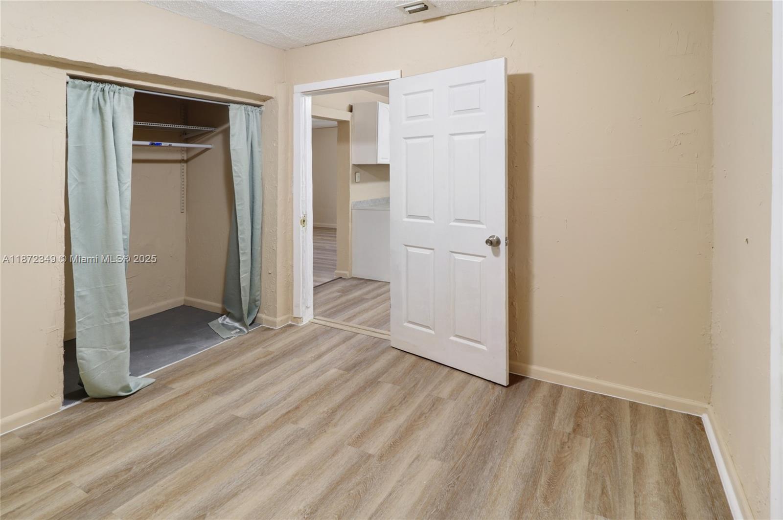 33-48-42 E 50 OF W 100 OF - Residential