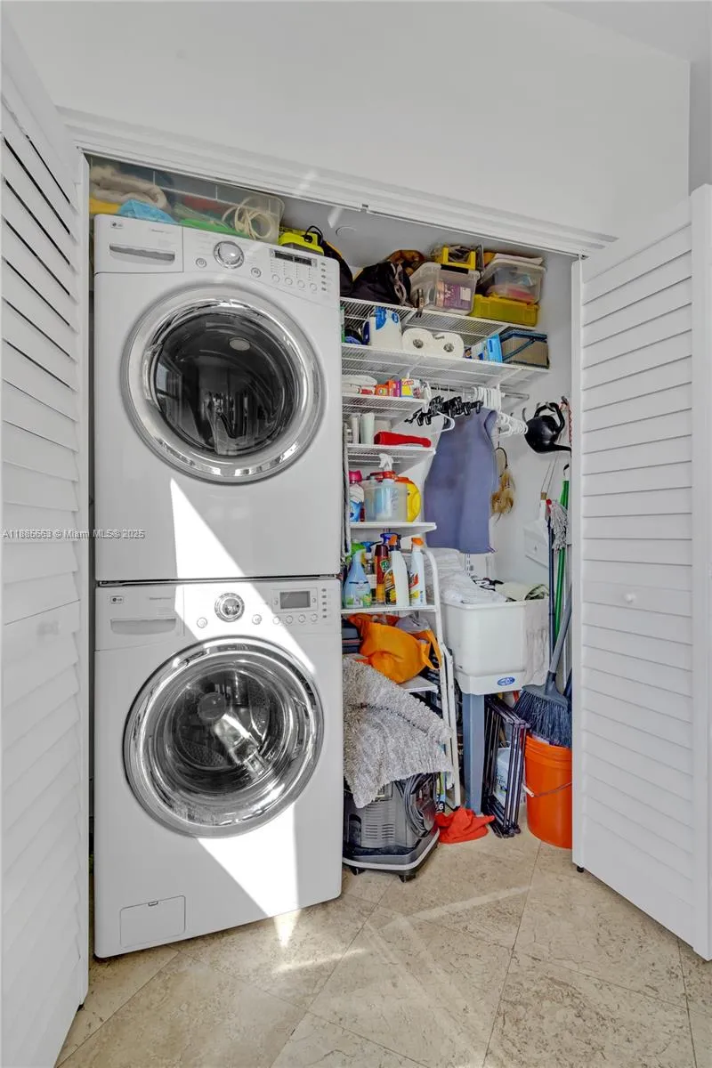 Key Biscayne, Florida 33149, United States, 2 Bedrooms Bedrooms, ,3 BathroomsBathrooms,Residential,Active,217376