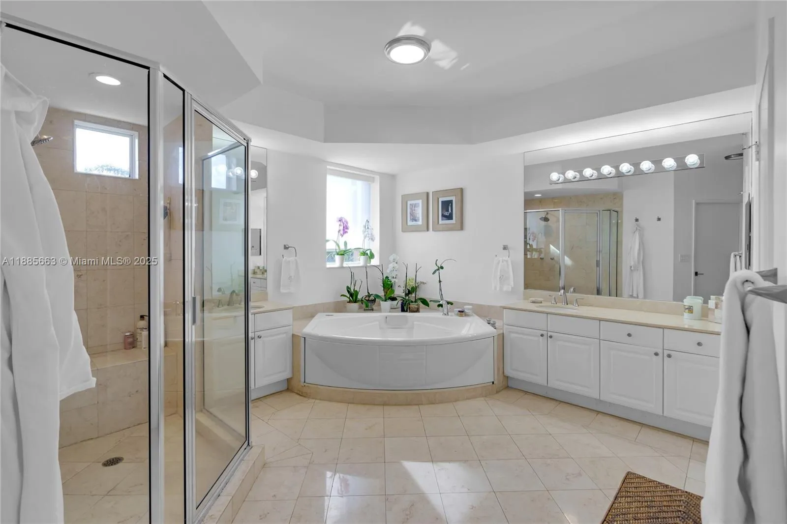 Key Biscayne, Florida 33149, United States, 2 Bedrooms Bedrooms, ,3 BathroomsBathrooms,Residential,Active,217376