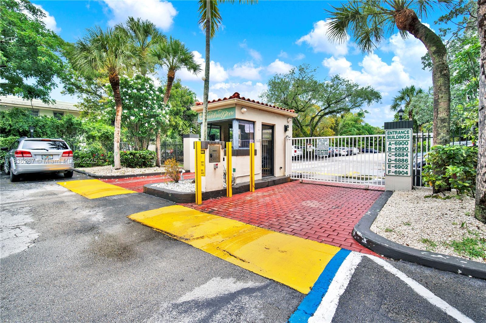 6886 N Kendall Dr D102, Pinecrest, FL, 33156/$312,000 1 6886 N Kendall Dr D102