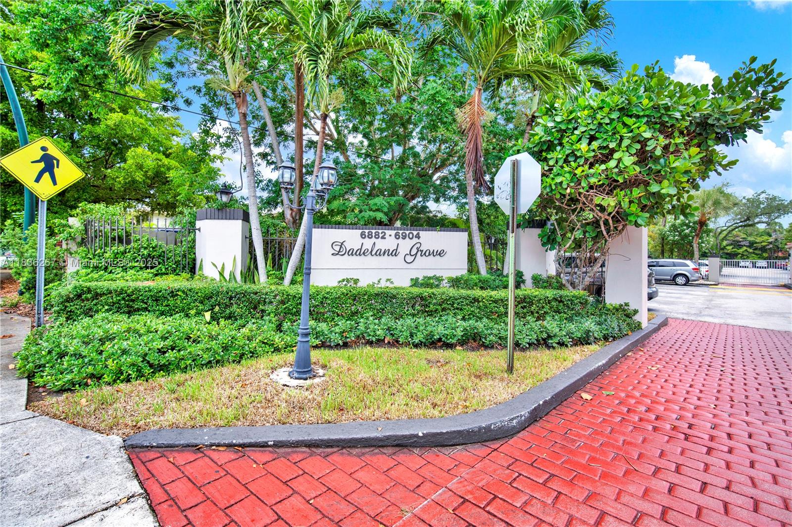 6886 N Kendall Dr D102, Pinecrest, FL, 33156/$312,000 2 6886 N Kendall Dr D102