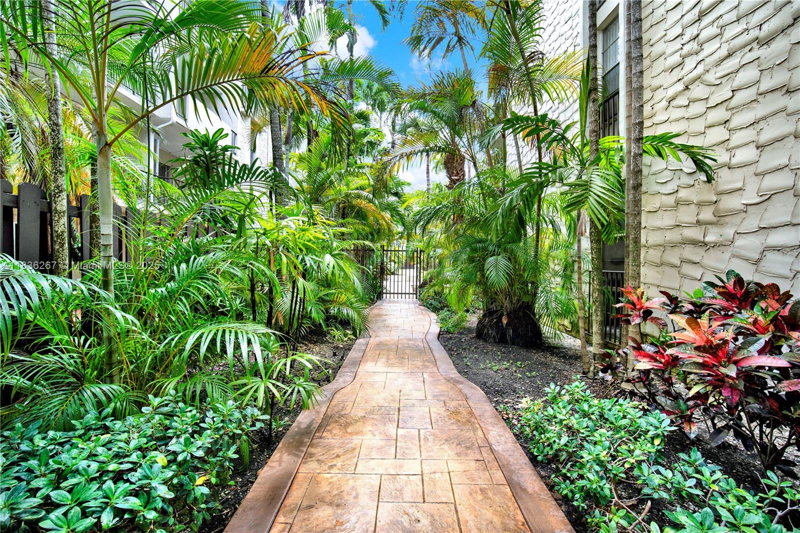 6886 N Kendall Dr D102, Pinecrest, FL, 33156/$312,000 4 6886 N Kendall Dr D102