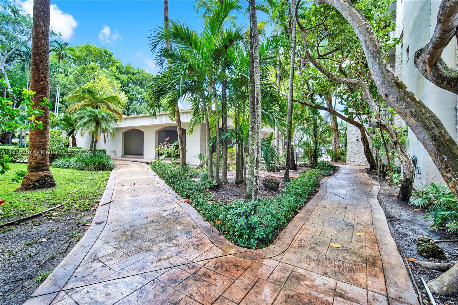 DADELAND GROVE CONDO - Residential