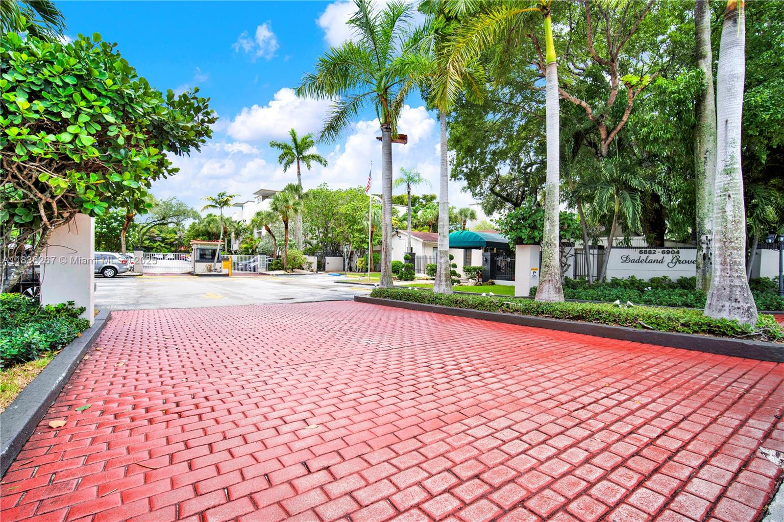 6886 N Kendall Dr D102, Pinecrest, FL, 33156/$312,000 3 6886 N Kendall Dr D102
