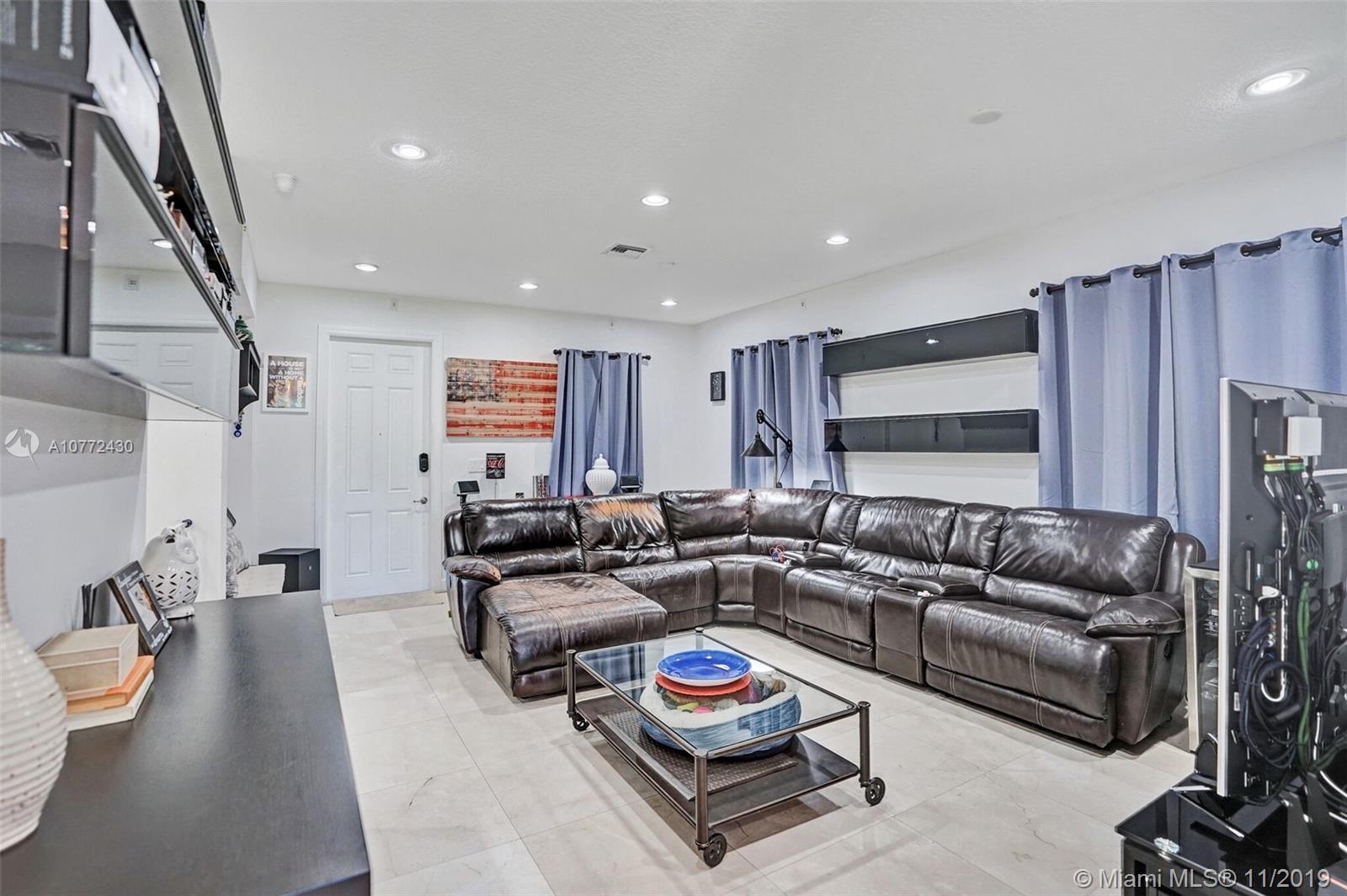 CHAMPION LAKES - Residential