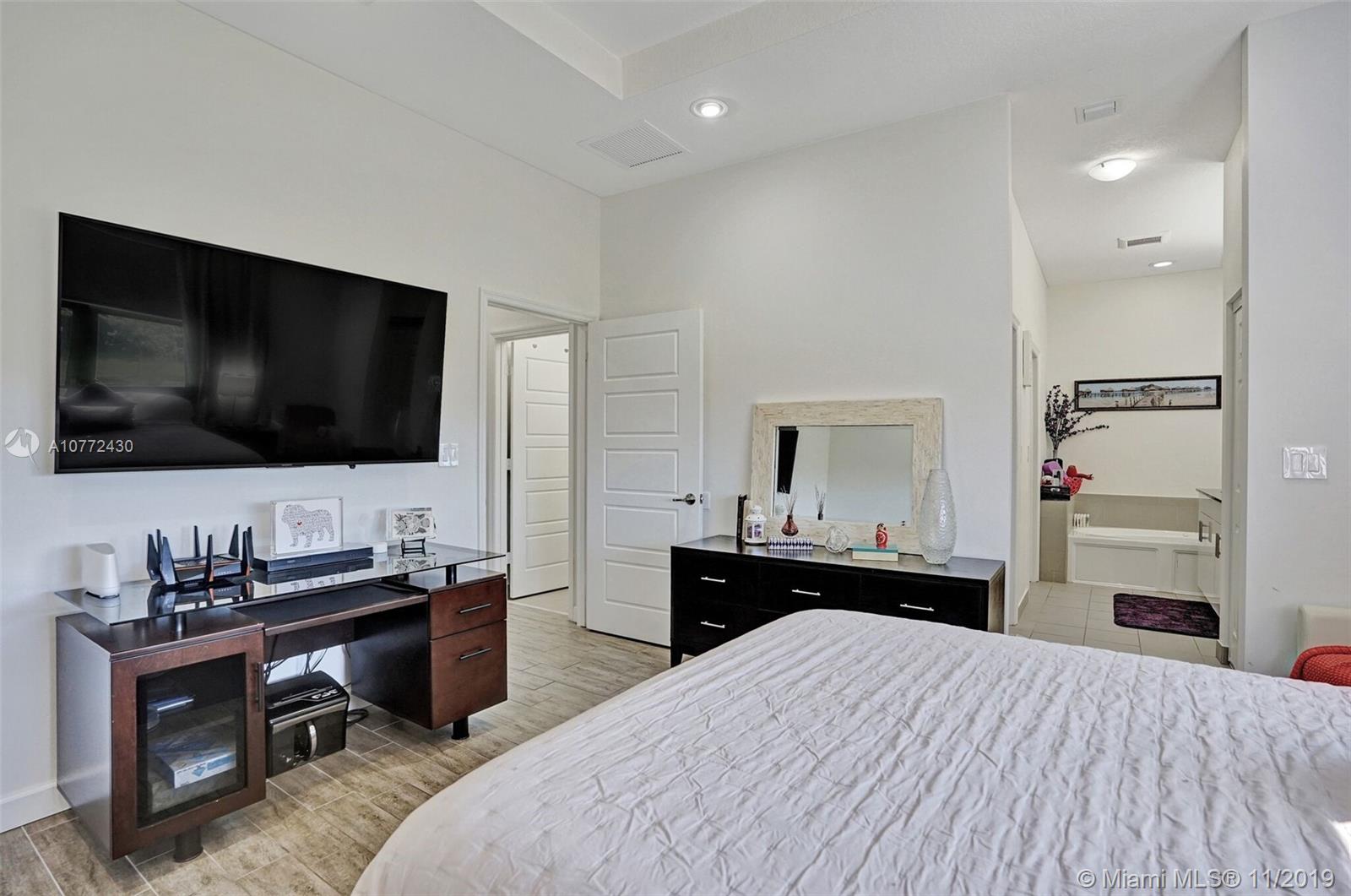 CHAMPION LAKES - Residential