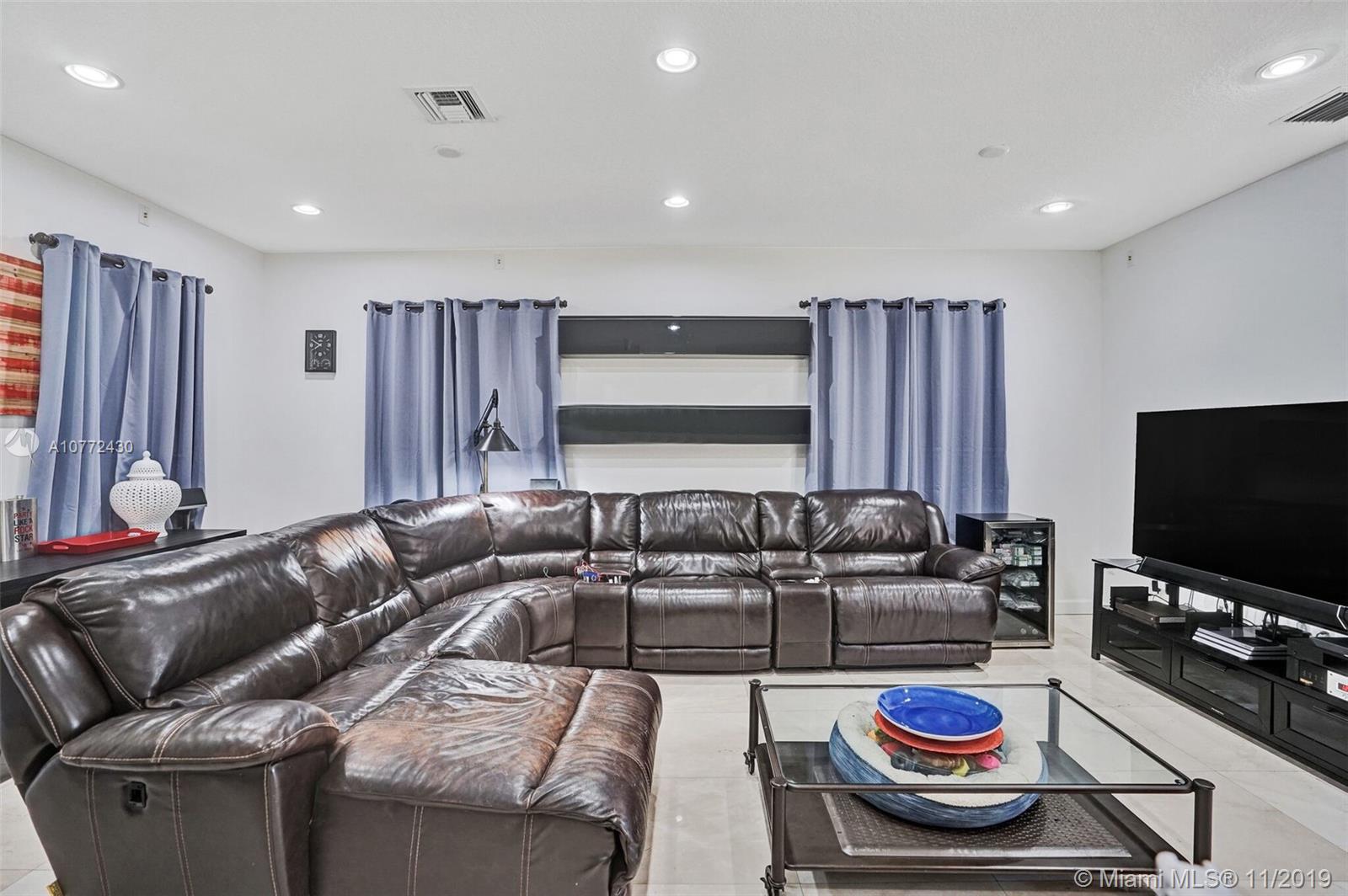 CHAMPION LAKES - Residential