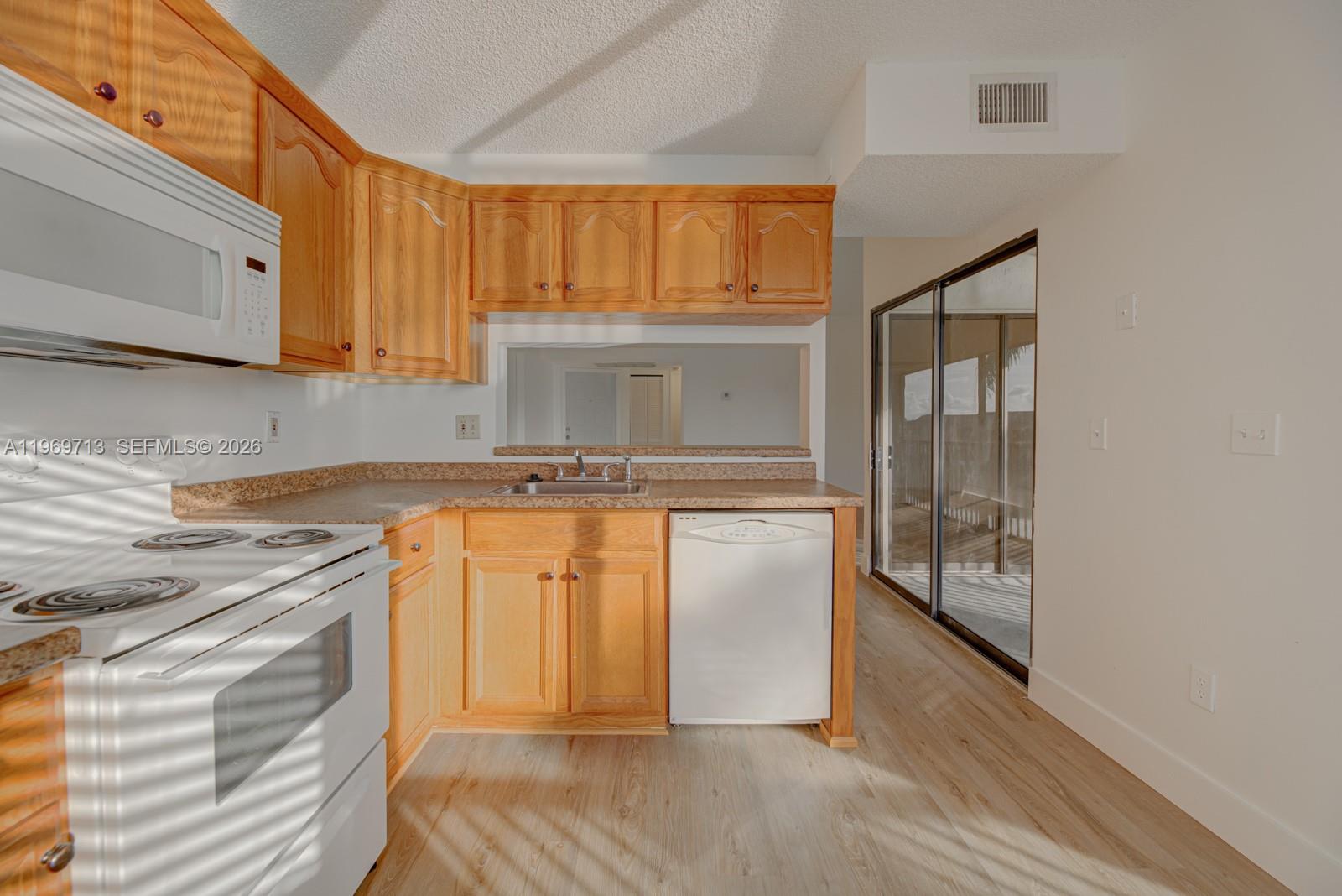 LAKESHORE CONDO 3 - Residential Lease