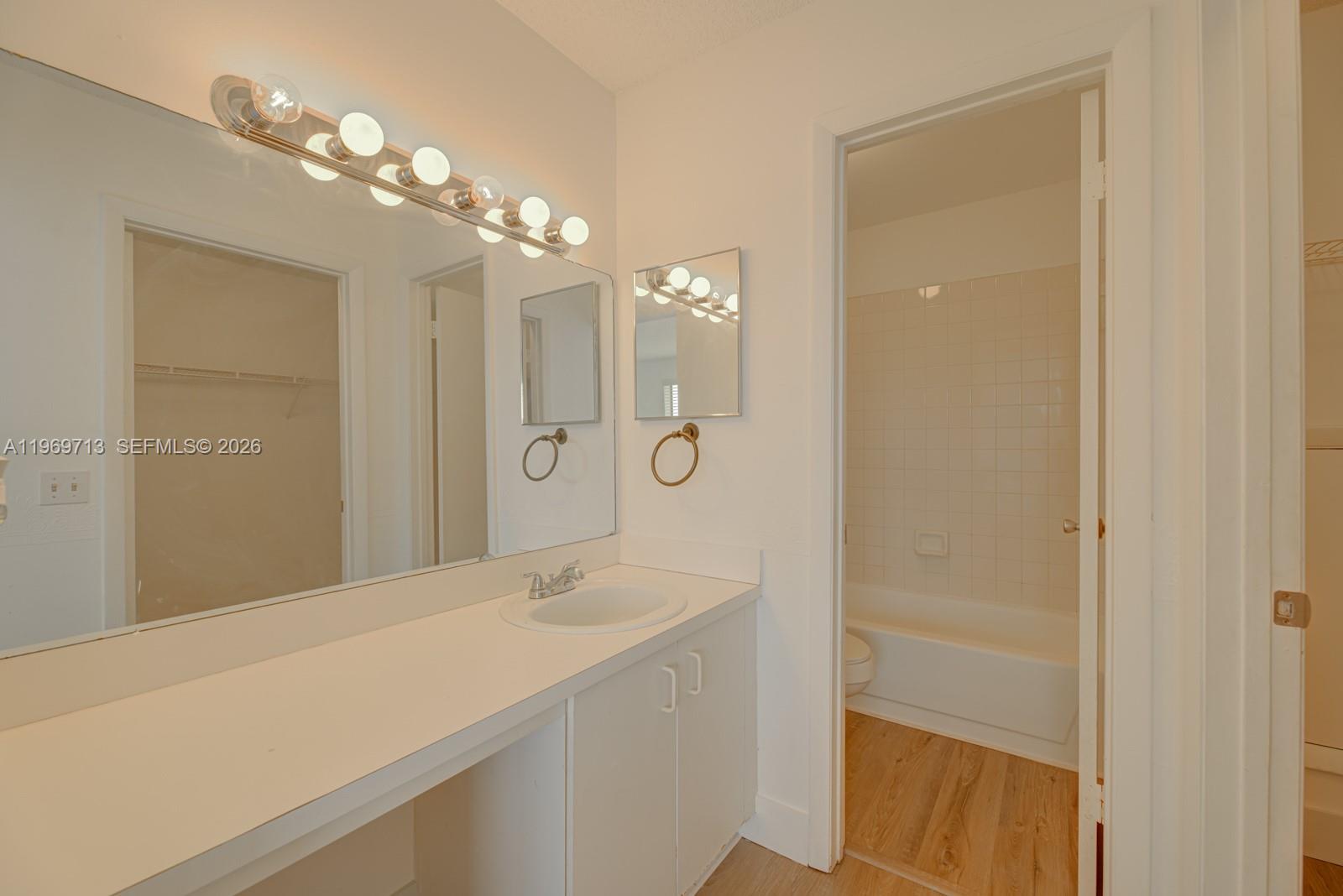 LAKESHORE CONDO 3 - Residential Lease