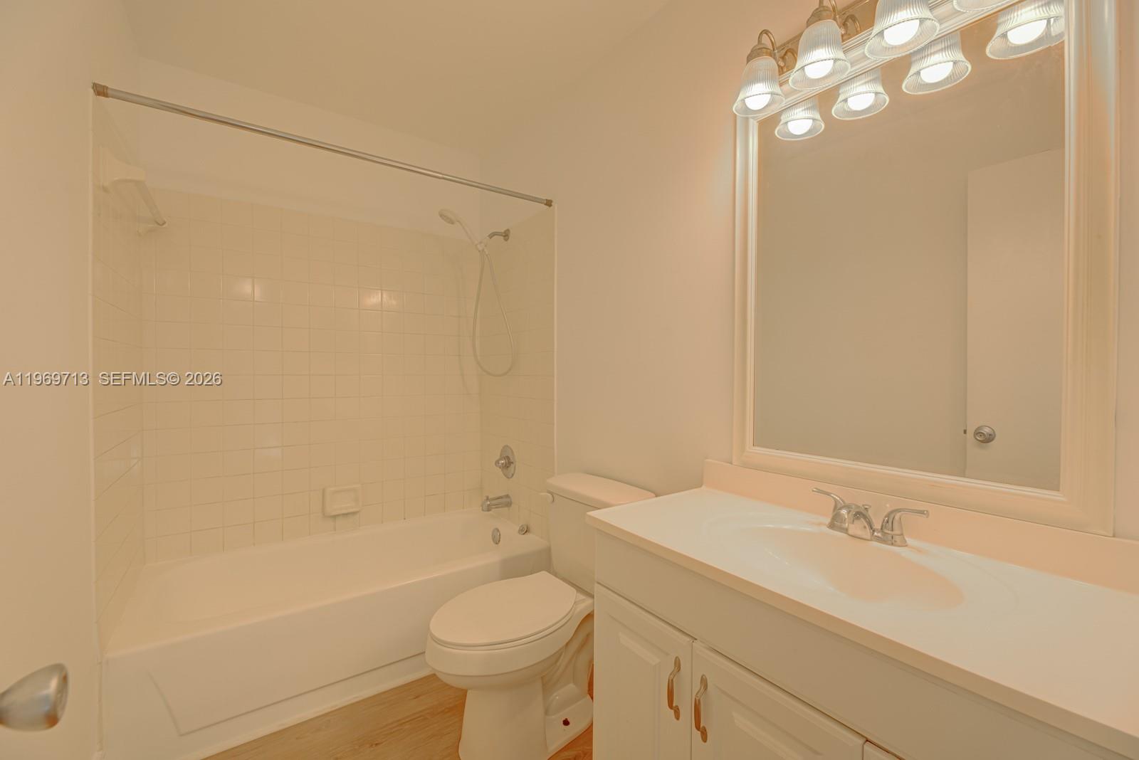 LAKESHORE CONDO 3 - Residential Lease