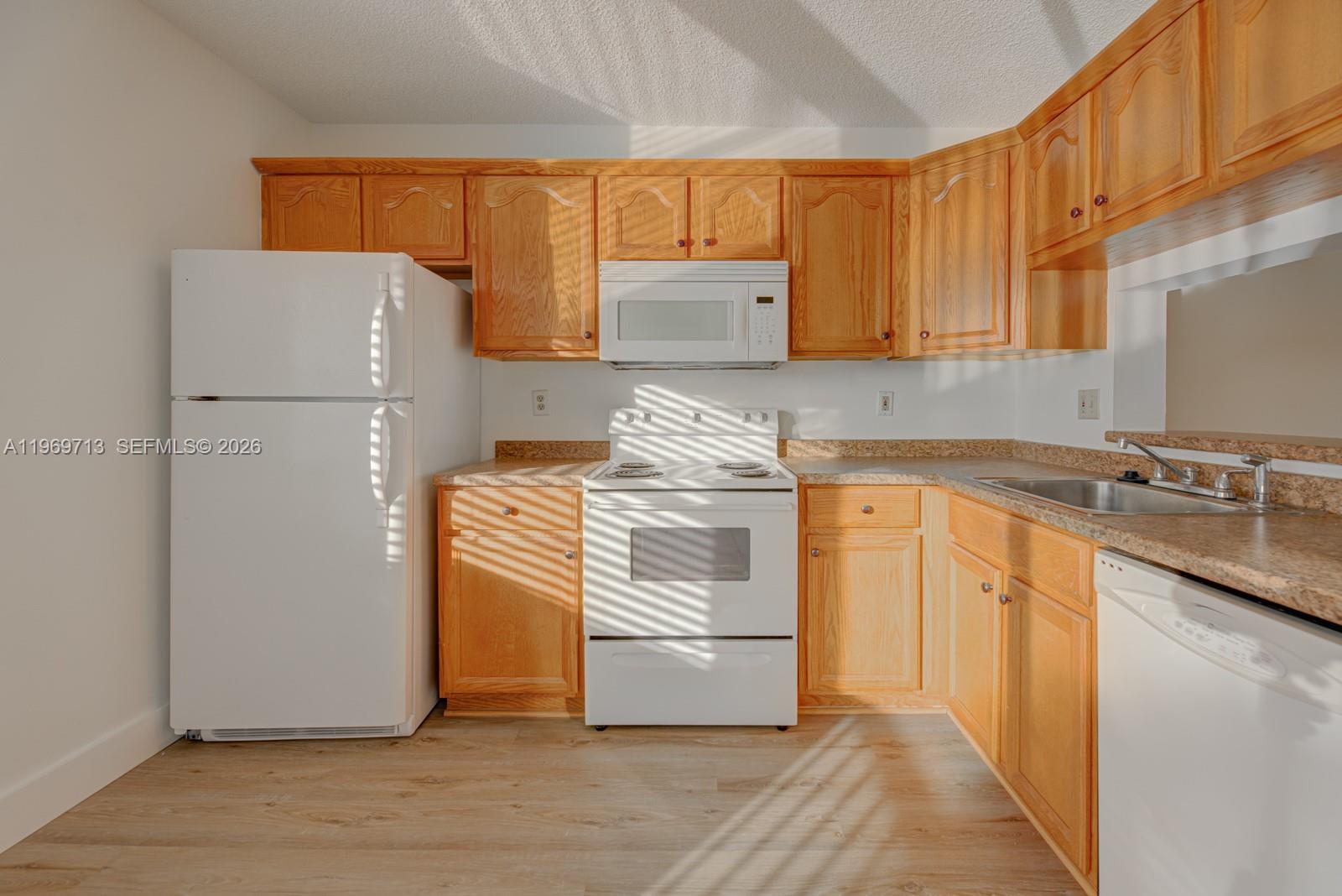 LAKESHORE CONDO 3 - Residential Lease