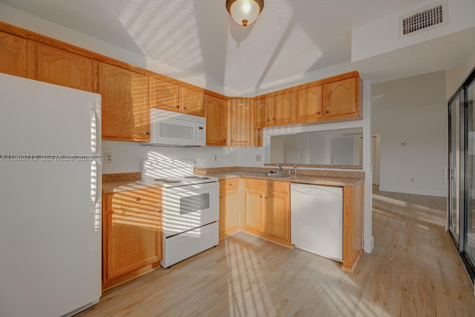 LAKESHORE CONDO 3 - Residential Lease