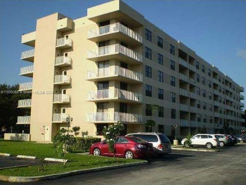 Condominium in Hollywood FL 901 Hillcrest Dr.jpg