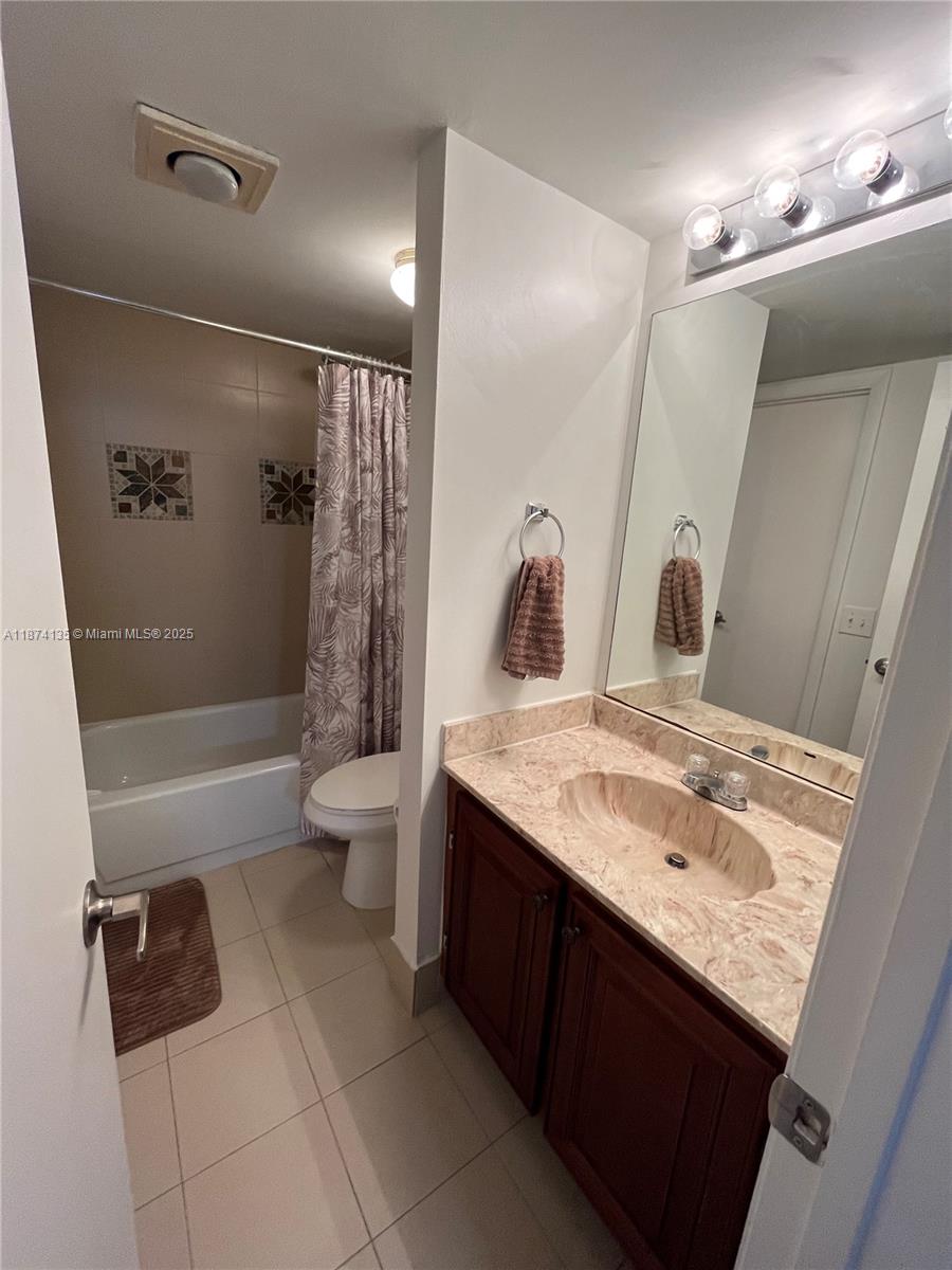 VILLAS AT MEADOW LAKES - Residential Lease