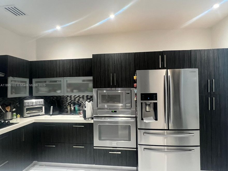 Beautiful Home in Doral Florida, excelllent location near some of the best schools in Miami. This is a must see. Call today for appointment.