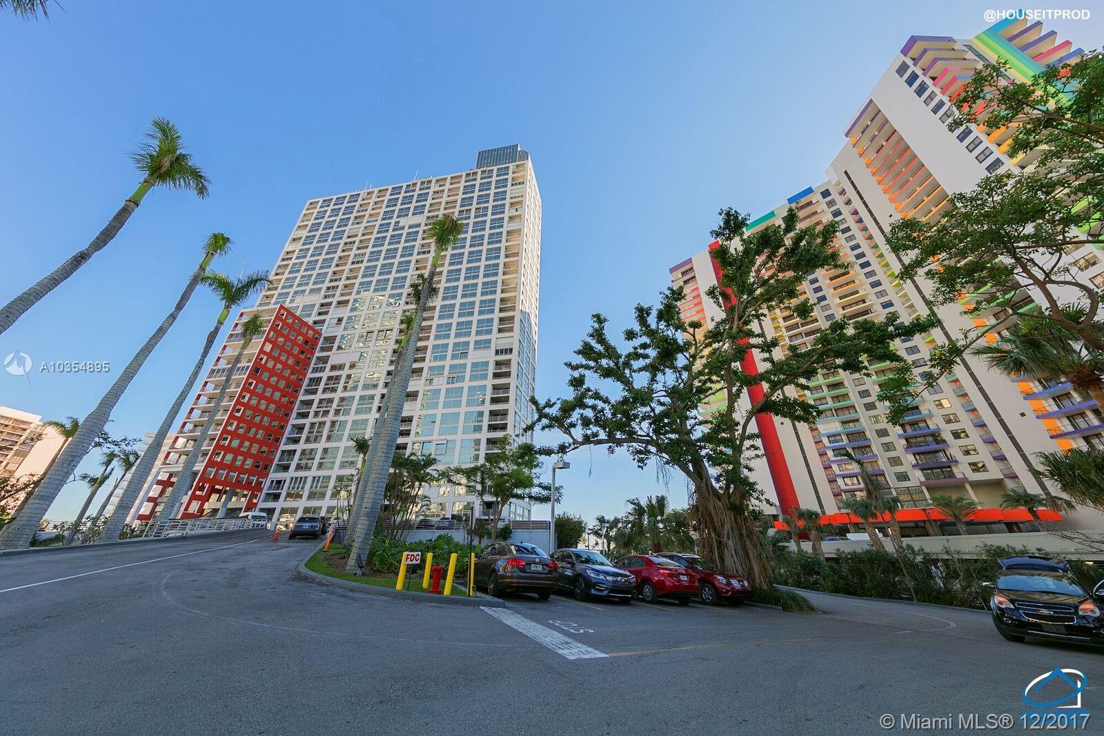 Flow-Thru unit, spacious 2/2 with views of Brickell Ave and the Bay. Recently renovated with new appliances. Vacant and easy to show. Call listing agent.