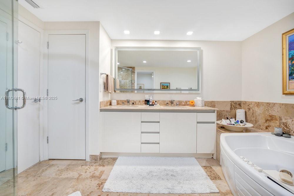 IL VILLAGGIO ON SOUTH BEA - Residential