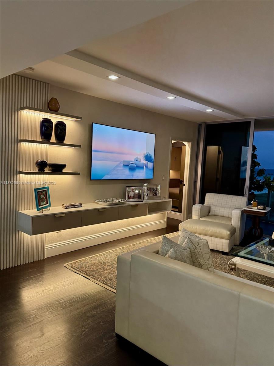 IL VILLAGGIO ON SOUTH BEA - Residential