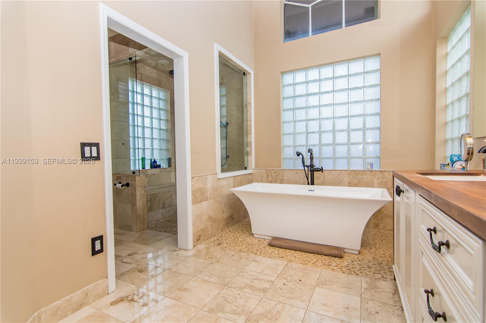 HOLLYWOOD LAKES COUNTRY C - Residential