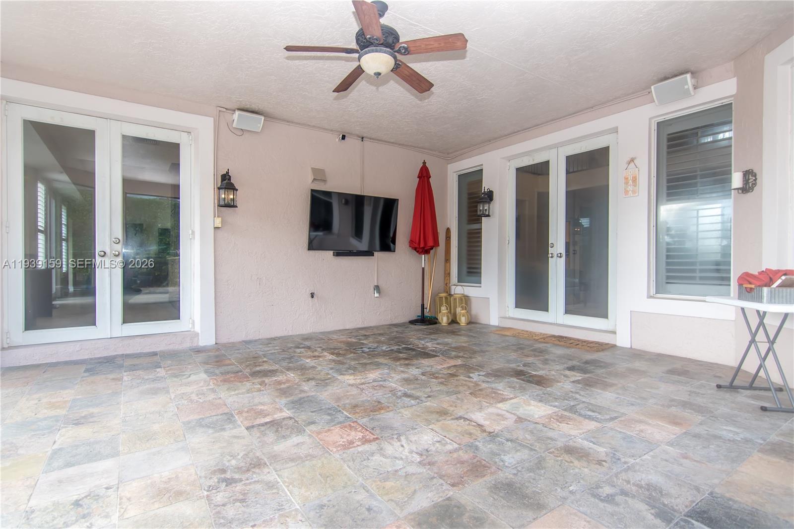 HOLLYWOOD LAKES COUNTRY C - Residential