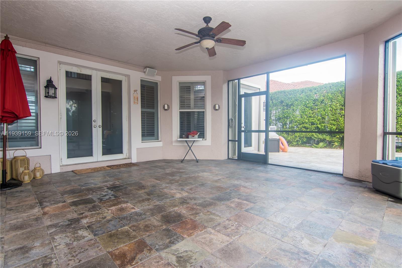 HOLLYWOOD LAKES COUNTRY C - Residential