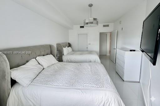 TURNBERRY VLG NO TOWER CO - Residential Lease