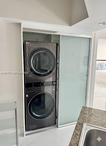 TURNBERRY VLG NO TOWER CO - Residential Lease