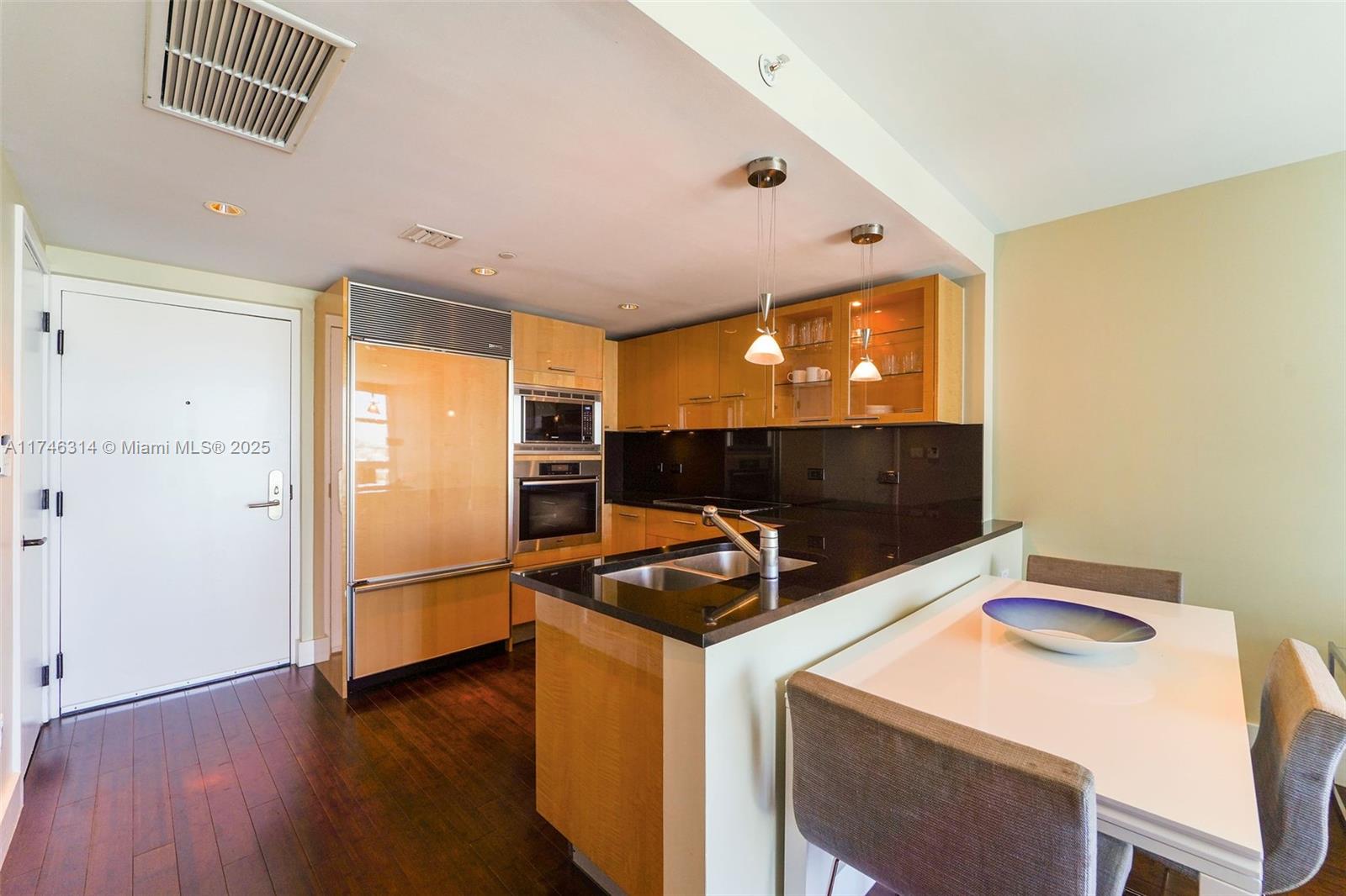 6801 Collins Ave 1214(door1203)