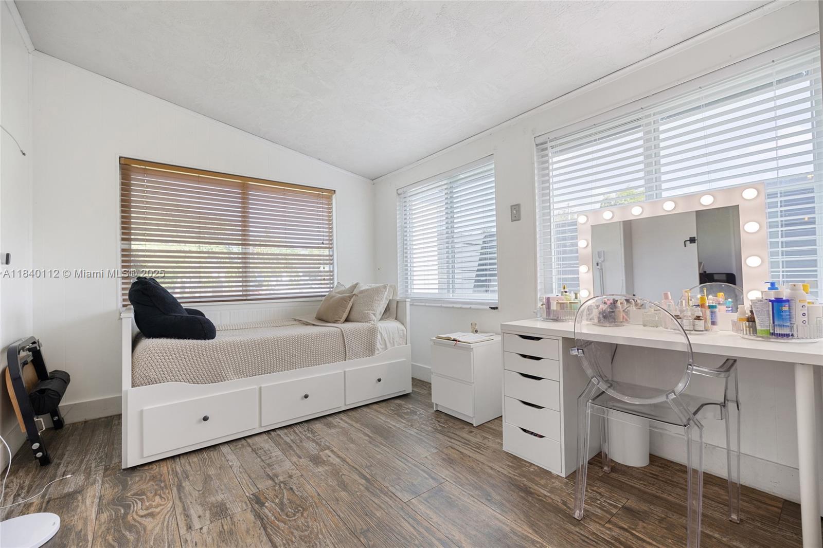 PINE TREE MANOR SEC 4 - Residential