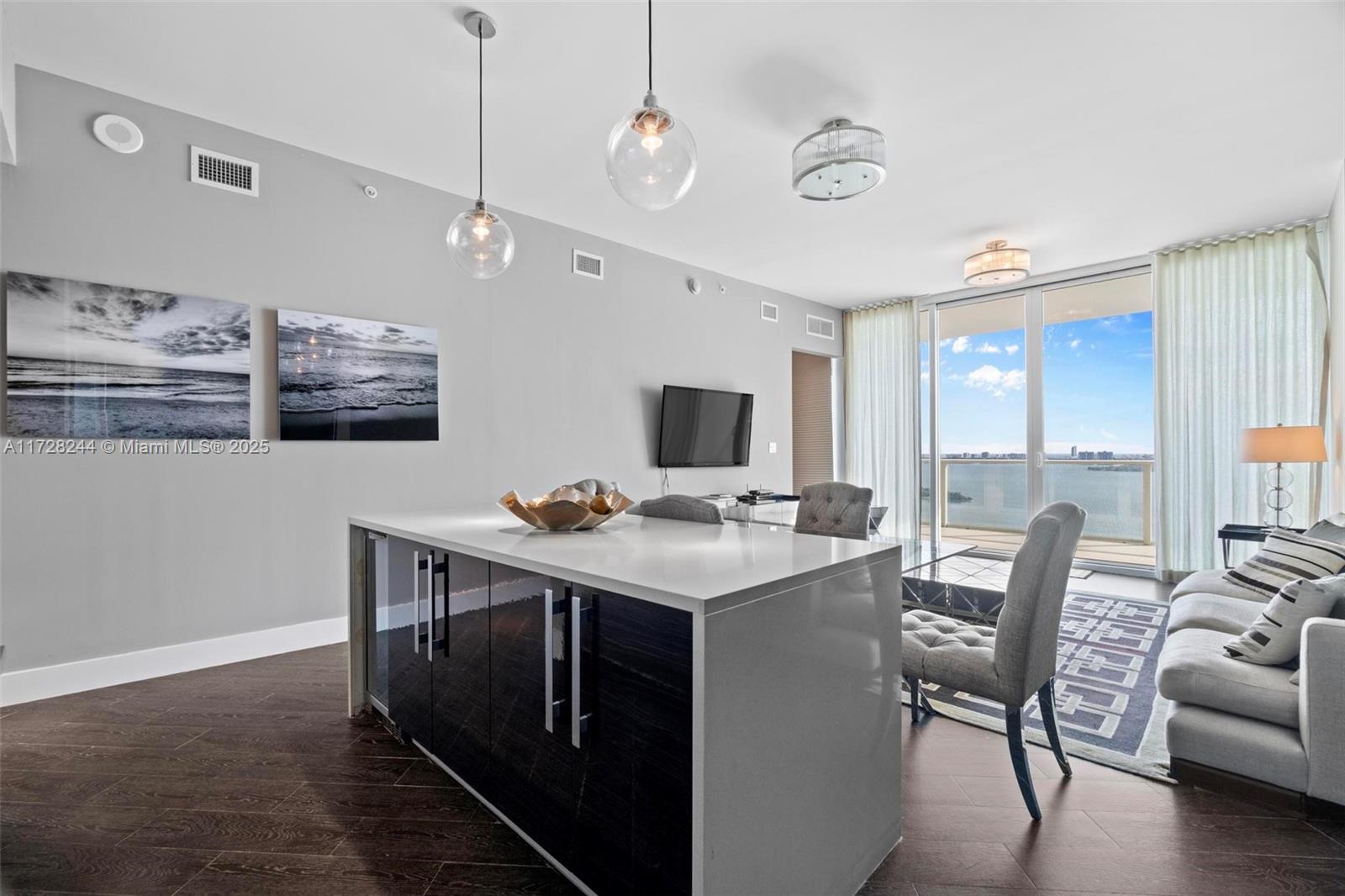 PARAMOUNT BAY CONDO - Residential