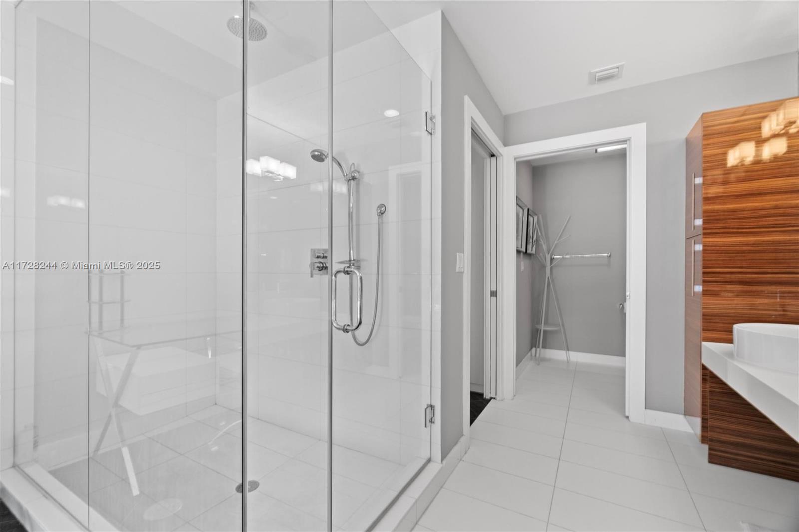 PARAMOUNT BAY CONDO - Residential