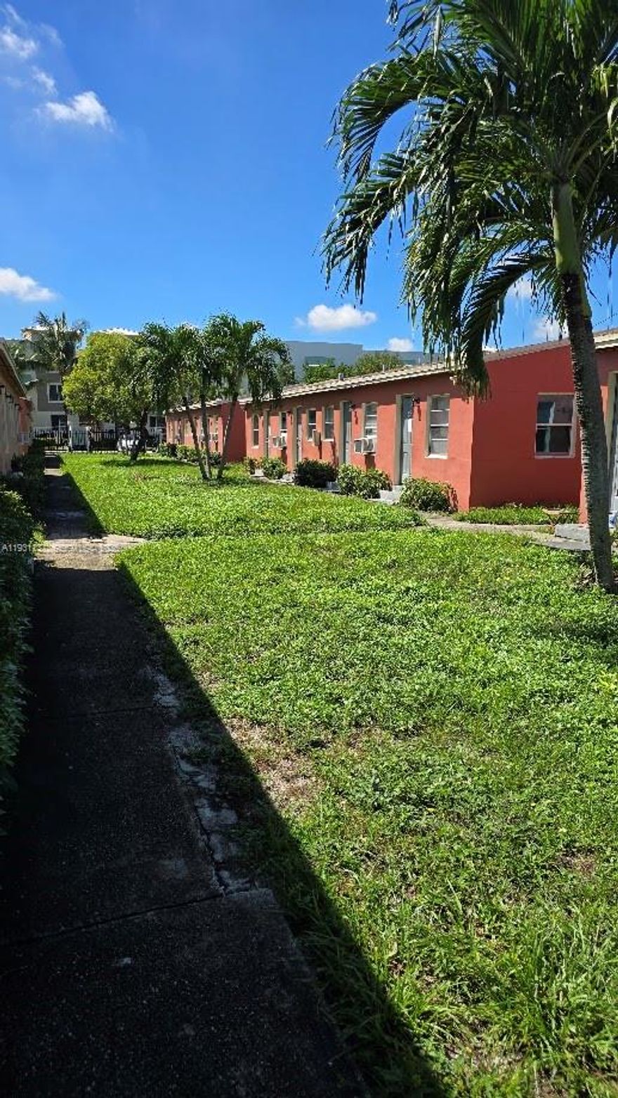 Nice studio apartment available for move in. Heart of Hollywood. Fast approval. Located in a quiet neighborhood.