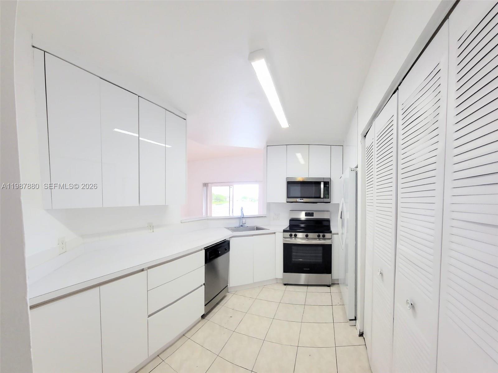 SUMMER LAKE - Residential Lease