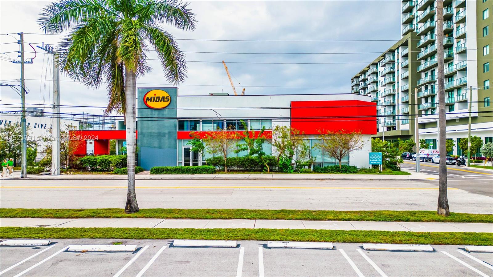 Exceptional opportunity to rent a second-generation vehicle repair / maintenance center located on a main avenue in Edgewater in Miami.