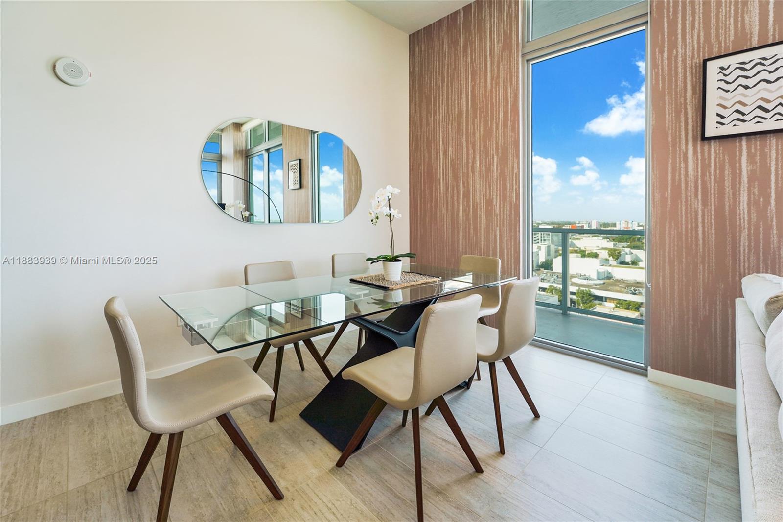 QUADRO CONDO - Residential