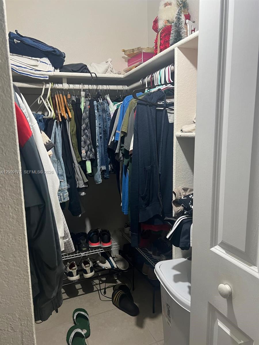 YOLANDA VILLAS CONDO - Residential