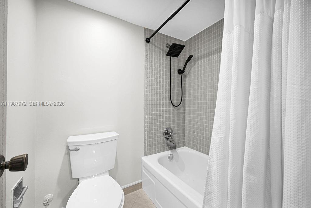 EMERALD HILLS C C APTS CO - Residential Lease