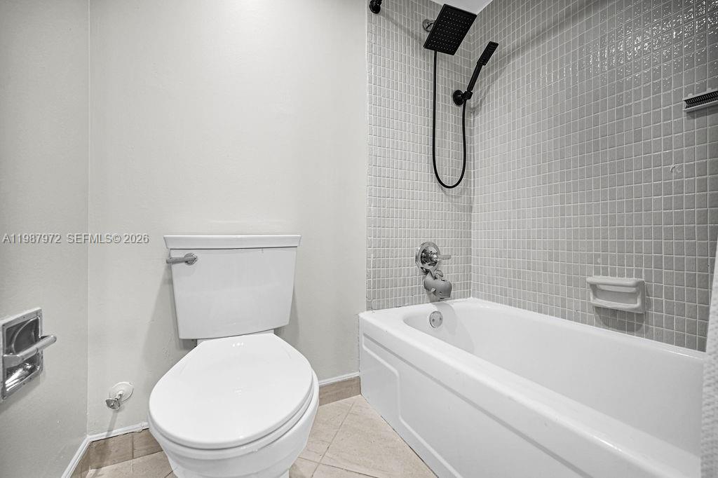 EMERALD HILLS C C APTS CO - Residential Lease