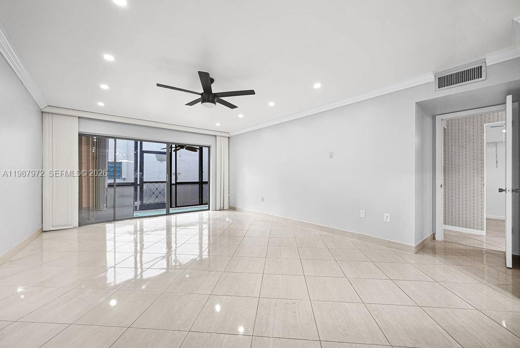 EMERALD HILLS C C APTS CO - Residential Lease