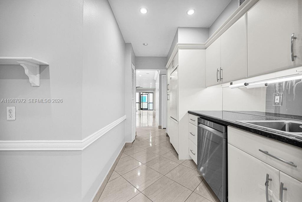 EMERALD HILLS C C APTS CO - Residential Lease