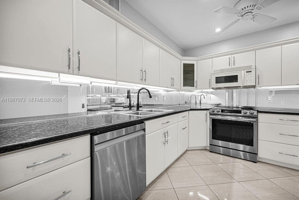 EMERALD HILLS C C APTS CO - Residential Lease