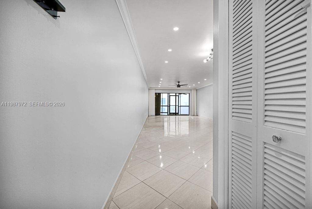 EMERALD HILLS C C APTS CO - Residential Lease