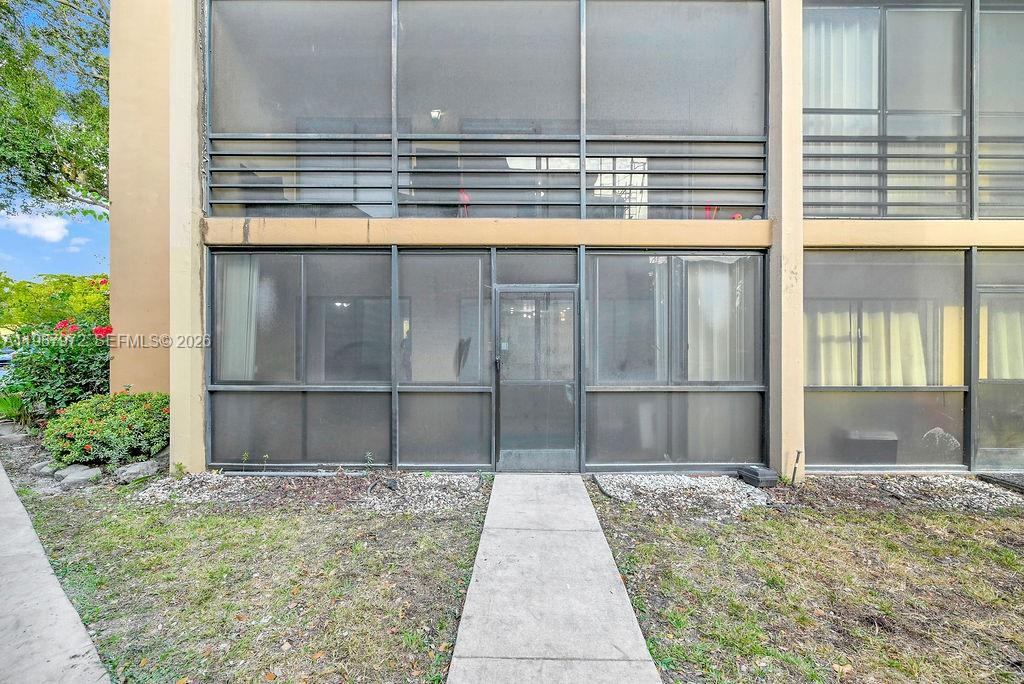 EMERALD HILLS C C APTS CO - Residential Lease